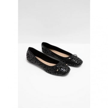 Berrybenka Sepatu Flatshoes Wanita Sofia Micca Ballerina Flat, rekomendasi flatshoes wanita hitam elegan yang cocok dipakai ke kantor, kuliah, atau sekadar hangout (Shopee/Berrybenka Official Shop)
