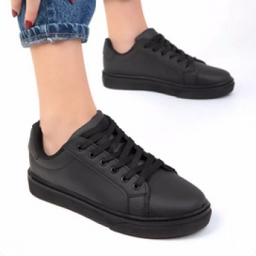 Rekomendasi sneakers wanita paling top di Zalora (Zalora)