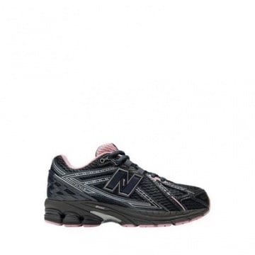 Sepatu New Balance warna hitam (Website/New Balance)