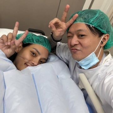 Erika Carlina melahirkan ditemani Bravy (Instagram/@bravyson.vconk)