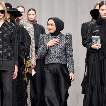 Buttonscarves Hadirkan Siluet Tegas dan Monogram Ikonik di Panggung Dubai Fashion Week (Dok. Buttonscarves)