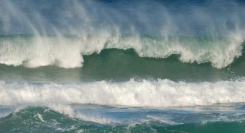 Dua Wisatawan Hilang Terseret Ombak Pantai Klayar