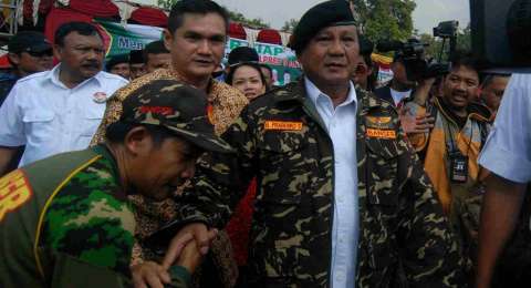 Prabowo Pakai Baju Banser