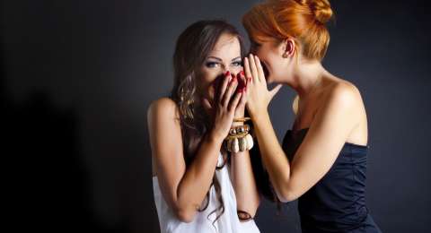 4 Hal Tentang Pasangan yang Tidak Boleh Diceritakan Pada Sahabat