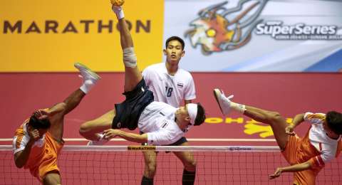 Kumpulan Berita KEJUARAAN SEPAK TAKRAW: Aksi-aksi Akrobatik Sepak 