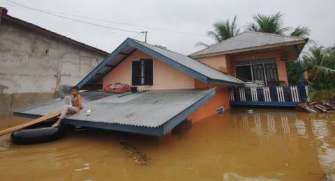 Pulang Dilantik, Rumah Bupati Jember Hendy Siswanto Malah Kebanjiran