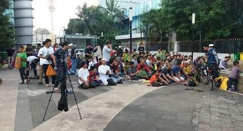 Warga Salat Gerhana Di Pelataran Teater Taman Ismail Marzuki