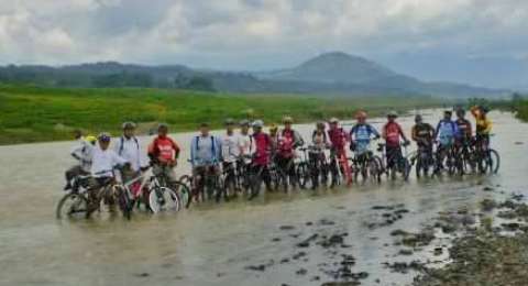 Gowes Cara Mereka Sehat Dan Menikmati Keindahan Alam