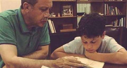 Foto Presiden Erdogan Ajarkan Cucu Baca Alquran Jadi Viral