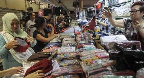 Penjualan seragam sekolah di salah satu toko di Pasar Baru, Jakarta, Selasa (4/7).