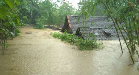 Banjir Pacitan Listrik 80 Desa Padam