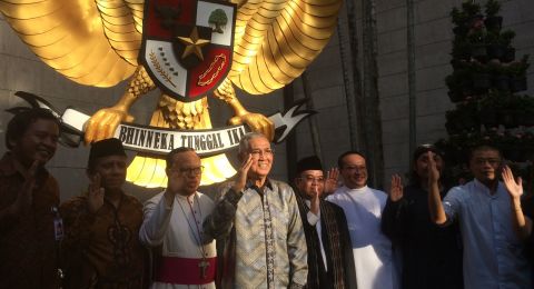 Salam Lima Jari Di Bawah Burung Garuda Pancasila Gereja Katedral