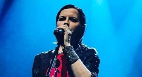 Gaya rambut vokalis The Cranberries. [Instagram]