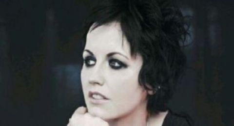 Gaya rambut vokalis The Cranberries. [Instagram]