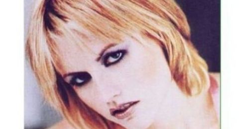 Gaya rambut vokalis The Cranberries. [Instagram]