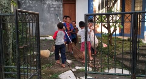 Gambar Menyapu Halaman Rumah / Menyapu lantai lagu anak anak terpopuler