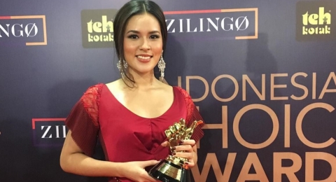 Raisa raih Penyanyi Wanita Terbaik di Indonesian Choice Awards 2018 (netmediatama/instagram).