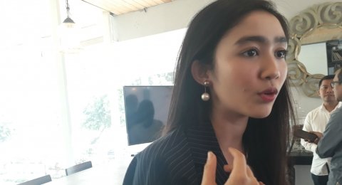 Demi Gelar Sh Febby Rastanty Bawa Tugas Kuliah Ke Lokasi Syuting Demi Gelar Sh Febby Rastanty Bawa Tugas Kuliah Ke Lokasi Syuting