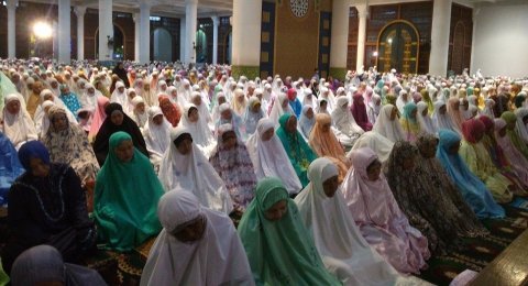 Salat Tarawih Di Masjid Atau Di Rumah Begini Riwayat Rasulullah