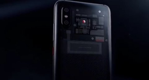 Bodi belakang Xiaomi Mi 8 yang transparan sehingga mesin di jeroannya bisa dengan mudah terlihat. [YouTube/Xiaomi Global Community]