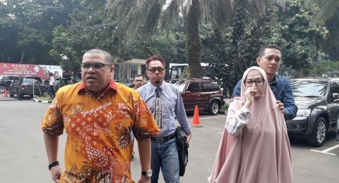 Didampingi suami dan pengacara, Lyra Virna kembali menjalani pemeriksaan kasus ADA Tour and Travel. (Ismail/Suara.com)