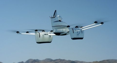 Flyer, mobil terbang buatan Kitty Hawk - perusahaan rintisan besutan salah satu pendiri Google, Larry Page - terbang di atas sebuah danau di Las Vegas, AS. [AFP/Kitty Hawk]