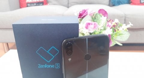 Asus ZenFone 5 memiliki dua kamera belakang masing-masing dengan sensor 12 MP dan bukaan f/1.8 untuk mengambil gambar utama, sedangkan sensor 8 MP dengan bukaan f/2.0 digunakan untuk mengambil gambar dari sudut pandang lebar (120 derajat). [Suara.com/Aditya Gema Pratomo]