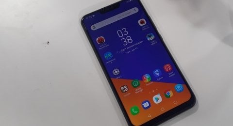 Ponsel Asus Zenfone 5 memiliki layar yang cukup luas, dengan aspek rasio 19:9. [Suara.com/Aditya Gema Pratomo]