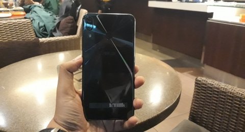 Bodi bagian belakang Asus Zenfone 5 yang terbuat dari kaca. [Suara.com/Aditya Gema Pratomo]