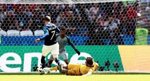 Striker Prancis, Antoine Griezmann, dilanggar bek Australia, Joshua Risdon di dalam kotak penalti, Sabtu (16/6). [AFP/Benjamin Cremel]