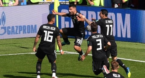 Striker Argentina, Sergio Aguero merayakan golnya ke gawang Islandia di laga kualifikasi Grup D, Piala Dunia 2018, Sabtu (16/6). [AFP/Francisco Leong]