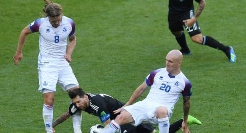 Striker Argentina, Lionel Messi dijegal dua pemain Islandia di laga kualifikasi Grup D Piala Dunia 2018, Sabtu (16/6). [AFP/Francisco Leong]