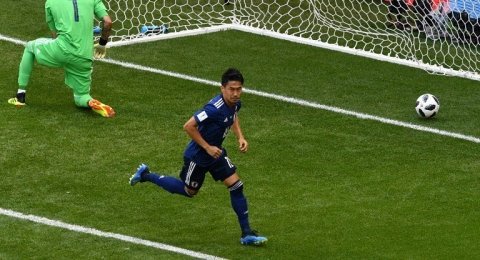 Geladang Jepang, Shinji Kagawa merayakan golnya ke gawang Kolombia di laga Grup H Piala Dunia, Selasa (19/6). [AFP/Mladen Antonov]