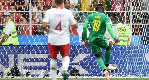 Striker Senegal, Mbaye Niang membobol gawang Polandia di laga penyisihan Grup H Piala Dunia 2018, Selasa (19/6). [AFP/Patrik Stollarz]