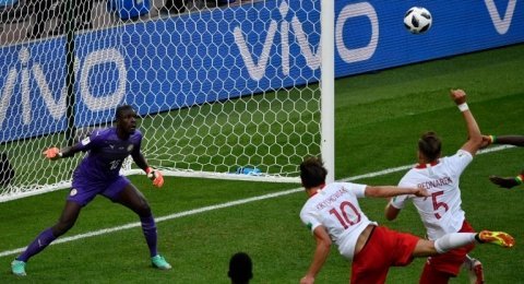 Gelandang Polandia, Grzegorz Krychowiak (nomor 10), membobol gawang Senegal di laga penyisihan Grup H Piala Dunia 2018, Selasa (19/6). [AFP/Alexander Nemenov]