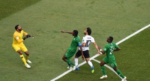 Striker Mesir, Mohamed Salah mencetak gol ke gawang Arab Saudi di laga penyisihan Grup A Piala Dunia 2018, Senin (25/6). [AFP/Mark Ralston]