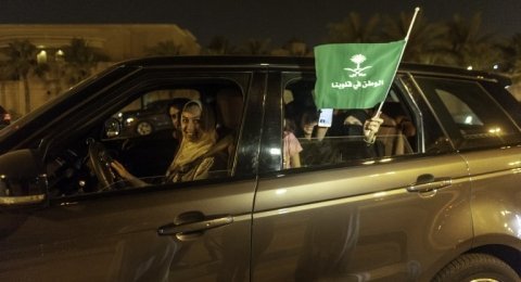 Para perempuan Arab Saudi merayakan pencabutan larangan mengemudi bagi perempuan di negara itu di Khobar City, Minggu (24/6). [AFP/Hussain Radwan]