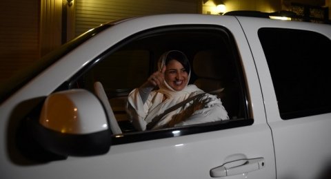 Pembawa acara televisi Saudi, Samar Almogren, bersiap-siap mengendarai mobilnya pada Minggu (24/6) di Riyadh. [AFP/Fayez Nureldine]