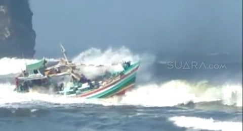 Ombak Laut Selatan Ganas 3 Perahu Hilang Keramba Hancur