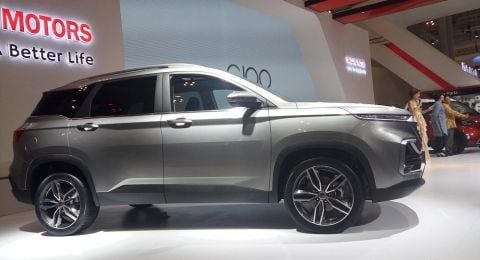 Wuling memamerkan sebuah SUV yang dipersiapkan untuk pasar Indonesia di arena GIIAS 2018, Kamis (2/8). [Suara.com/Liberty Jemadu]