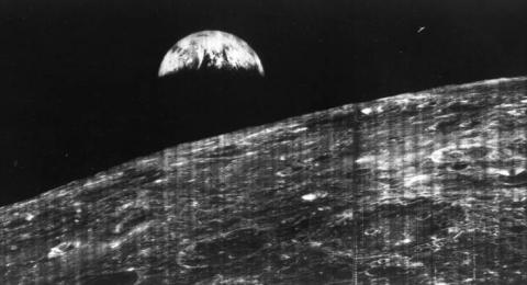 Foto permukaan Bulan dengan latar belakang Bulan yang dipotret misi Lunar Orbiter pada 23 Agustus 1966. [NASA]