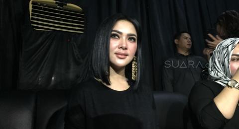 Syahrini Ziarah ke Makam Ayah, Minta Restu Jelang Nikah? Syahrini Ziarah ke Makam Ayah, Minta Restu Jelang Nikah?