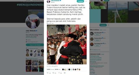 Presiden Joko Widodo mengunggah foto dirinya yang sedang berpelukan dengan Prabowo Subianto dan pesilat Hanifan Yudani Kusumah di media sosial Twitter, Rabu (29/8). [Twitter/@jokowi]