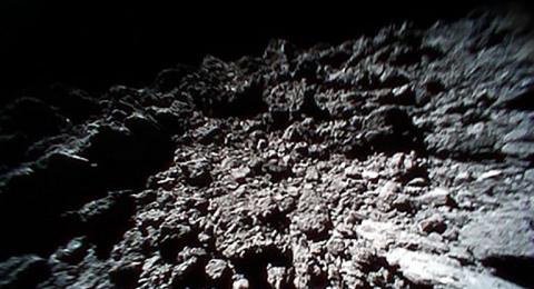 Asteroid Ryugu, yang berjarak 280 juta kilometer dari Bumi, seperti difoto oleh robot-robot Jepang pada pekan ini. [AFP/Jaxa]