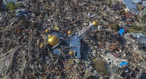 Foto udara rumah-rumah warga yang hancur akibat gempa 7,4 skala Richter di Perumnas Balaroa, Palu, Sulawesi Tengah, Senin (1/10). [Antara/Hafidz Mubarak]