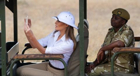 Melania Trump, istri Presiden AS, Donald Trump, sedang berkunjung ke sebuah taman nasional di Kenya, Jumat (5/10). [AFP/Saul Loeb]