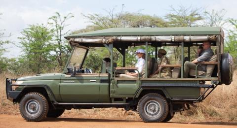 Melania Trump, istri Presiden AS, Donald Trump, sedang berkunjung ke sebuah taman nasional di Kenya, Jumat (5/10). [AFP/Saul Loeb]