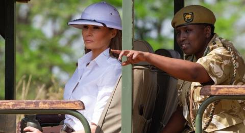 Melania Trump, istri Presiden AS, Donald Trump, sedang berkunjung ke sebuah taman nasional di Kenya, Jumat (5/10). [AFP/Saul Loeb]