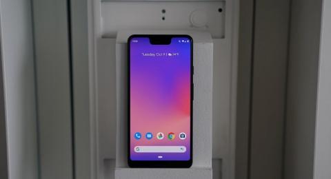 Gawai Google Pixel 3 diluncurkan di New York, AS pada Selasa (9/10). [AFP/Timothy A. Clary]