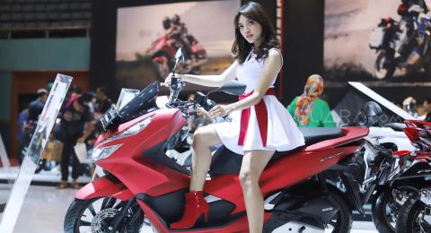 Sales Promotion Girls (SPG) atau model bersanding di samping motor pada pembukaan Indonesia Motorcycle Show (IMOS)2018 diikuti sejumlah produsen kendaraan  2018, JCC Senayan,  Jakarta, Rabu (31/10). [Suara.com/Muhaimin A Untung] 